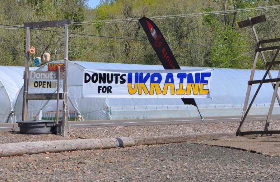 A+sign+advertising+%E2%80%9CDoughnuts+for+Ukraine%E2%80%9D+on+the+side+of+highway+20+outside+of+Corvallis.