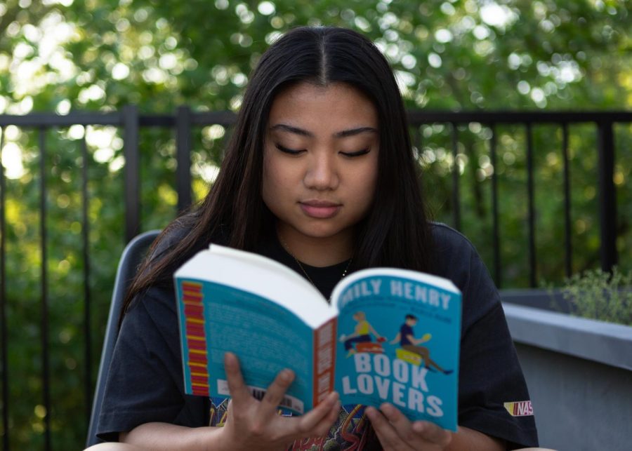 Aiyanna Villa (she/her) reading on May 18, 2023 outside in Corvallis, Oregon. Aiyanna was reading “Book Lovers”, by Emily Henry, one of her favorite authors. She likes reading romance comedy books since they are a fun break from classes. 