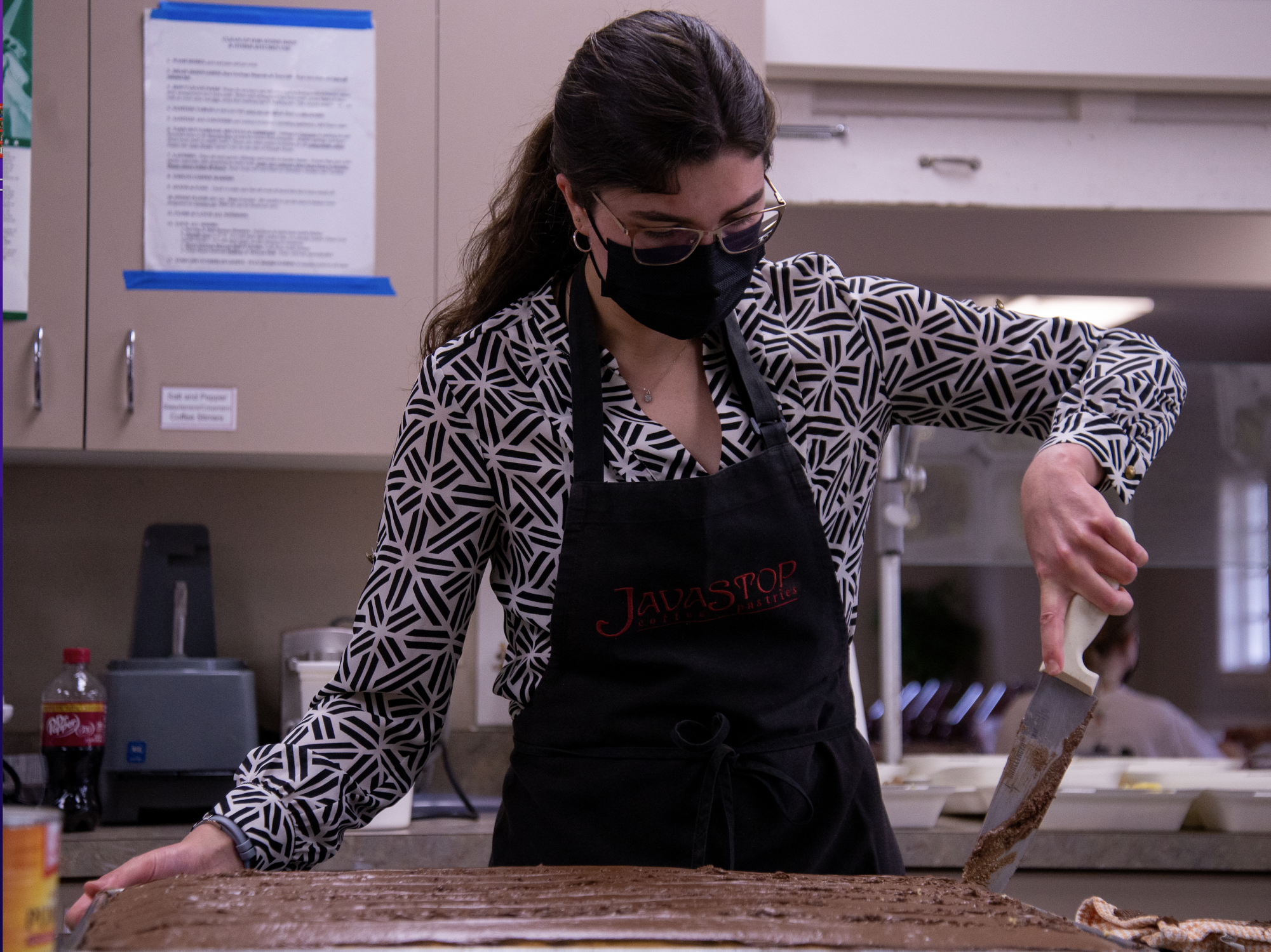 Preparing cake for Stone Soup diners at First Christian Church in Downtown Corvallis on May 24, 2022. Maya Livni is a third-year biochemistry major at OSU.