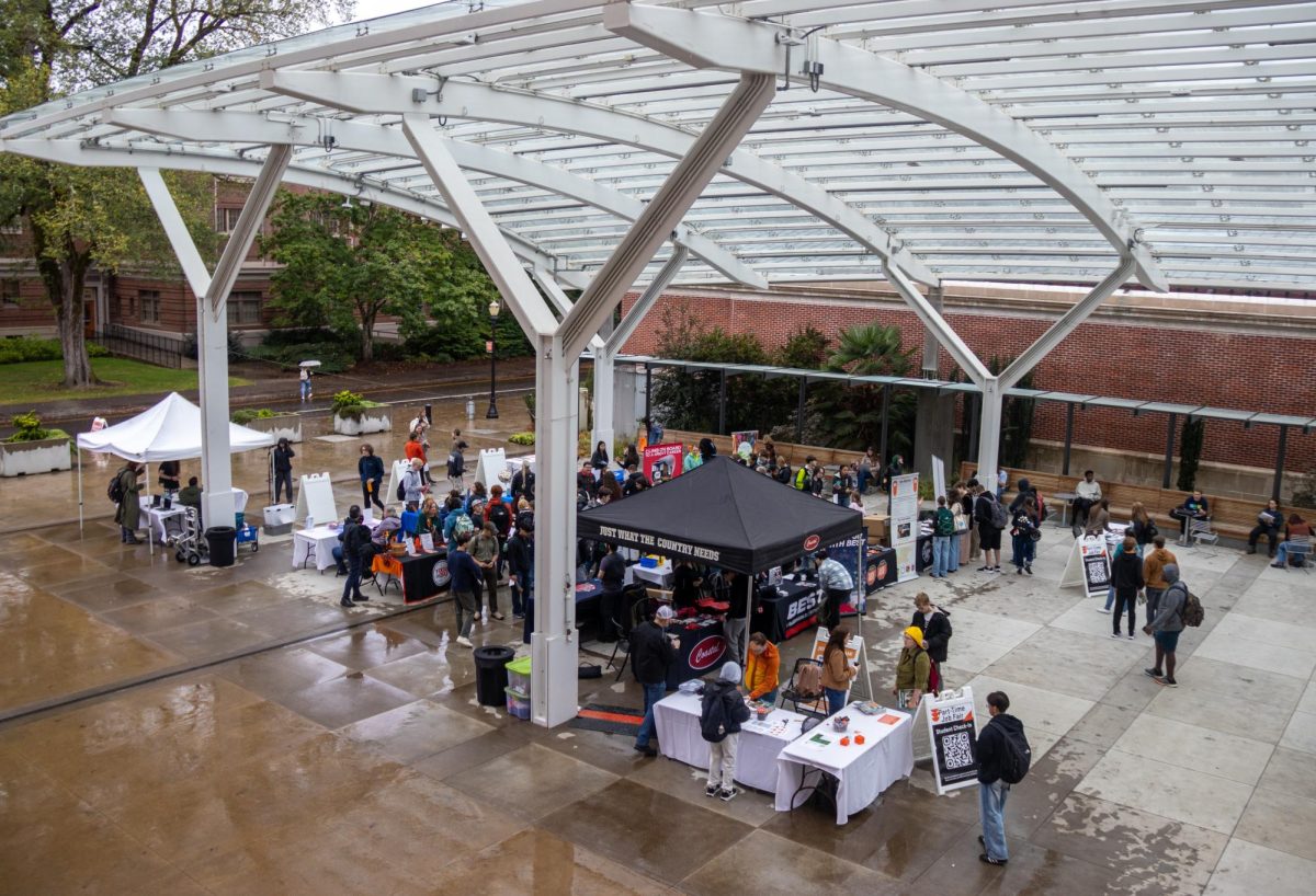 Students gather information and ask questions at the Part-Time Job Fair on October 1 at the Student Experience Center Plaza. The fair gives students direct access to work opportunities that can support them during their studies.