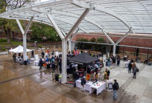 Students gather information and ask questions at the Part-Time Job Fair on October 1 at the Student Experience Center Plaza. The fair gives students direct access to work opportunities that can support them during their studies.